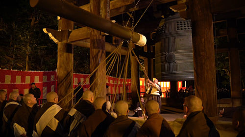 Hình ảnh các nhà sư đánh chuông trong đêm giao thừa tại một ngôi chùa ở Kyoto.