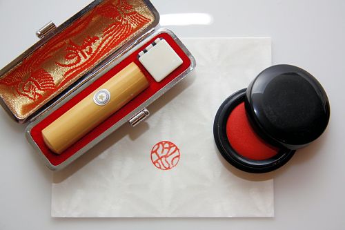 Jitsuin thường được cất giữ cẩn thận trong hộp.