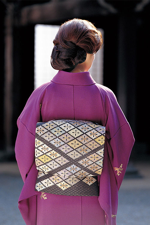 Một chiếc obi (đai buộc kimono) với hoa văn Hishi.