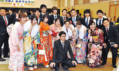 Nam giới mặc vest và nữ giới mặc kimono trong lễ thành nhân.