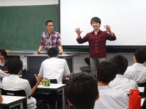 Các bạn sinh viên ĐH Waseda tham gia công tác giảng dạy tình nguyên tại một trường phổ thông.