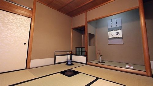 Một phòng trà tiêu biểu với lò đun nước, góc khuyết trang trí bức thư pháp, bình hoa và lư hương. (Ảnh: www.japan-guide.com)