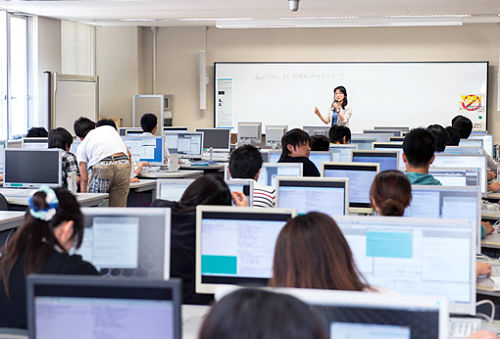 Một lớp học tại ĐH Aizu.