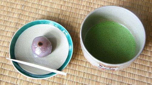 Miếng bánh wagashi và chén trà. (Ảnh: www.japan-guide.com)