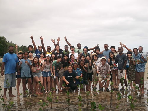 Một hoạt động tình nguyện của các bạn sinh viên ĐH Toyo tại Fiji. (Ảnh: https://oisca-international.org/)