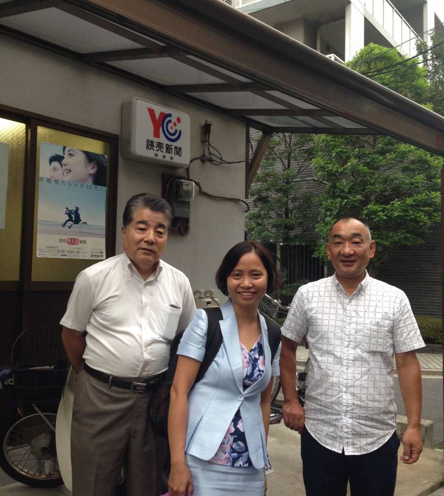 Chị Hải cùng bác Tamura của MPKEN và bác Kondo của báo Yomiuri!