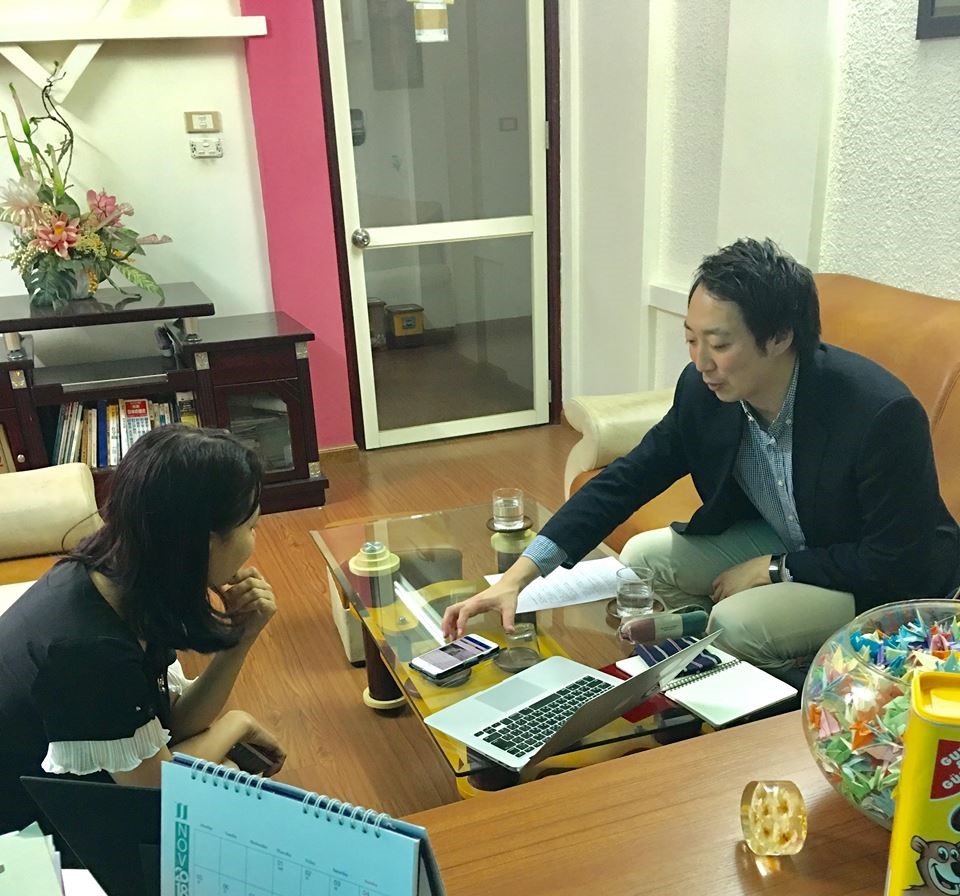 Anh Karakura và giám đốc trung tâm GoToJapan