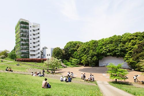 Công viên trong khuôn viên trường.