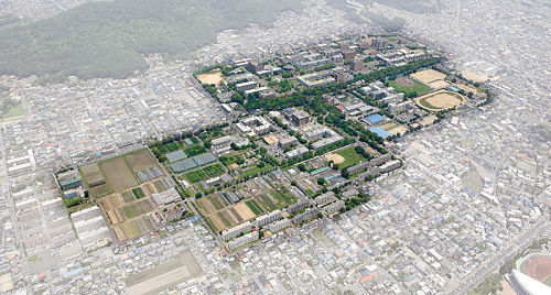 Toàn cảnh khuôn viên cơ sở chính Tsushima của trường.