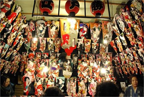 Một gian bán Oshie Hagoita trong lễ hội Hagoita-Ichi (chùa Senso-ji, Asakusa, Tokyo).