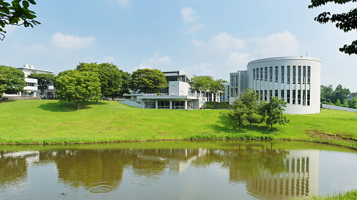 Một phần khuôn viên cơ sở Shonan Fujisawa của trường.