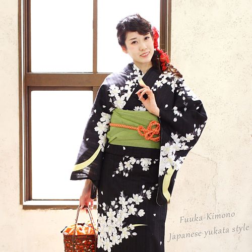 Một bộ kimono với hoa văn hình hoa anh đào.