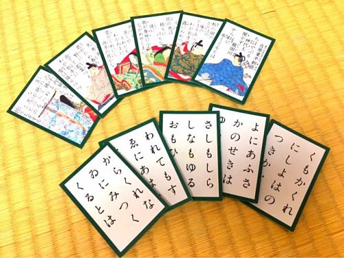 Hai loại bài trong bộ Utagaruta: Ở hàng trên là Yomifuda, ở hàng dưới là Torifuda.