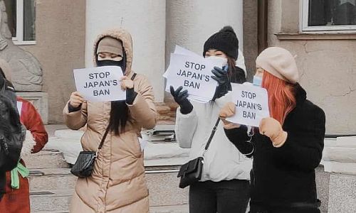 Sinh viên Mông Cổ biểu tình phản đối lệnh cấm nhập cảnh của Chính phủ Nhật Bản (Ảnh: The Japan Times).