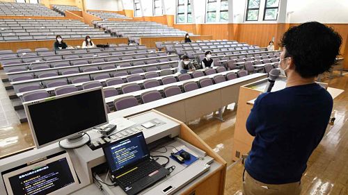 Một lớp học nửa online - nửa offline tại ĐH Doshisha do sinh viên quốc tế không thể nhập cảnh vì lệnh cấm của Chính phủ Nhật Bản (Ảnh: Nikkei).