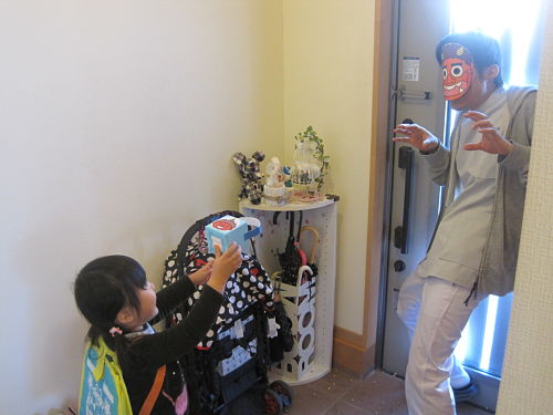 Mamemaki tại một gia đình Nhật Bản, trong đó người bố đóng vai quỷ.