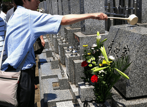 Viếng mộ tổ tiên là một trong những việc quan trọng cần làm trong dịp Xuân phân. (Ảnh: https://kokoro-jp.com)